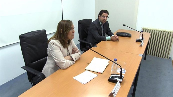 La secretaria general de la Formación Profesional del Ministerio de Educación y Formación Profesional, Clara Sanz, y el presidente de la Asociación Burgalesa de Empresarios para la Limpieza de Edificios y Locales (Abelel), Jesús Martínez.