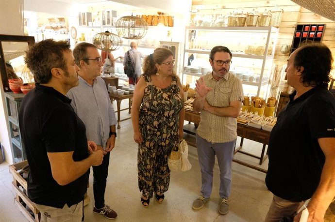 El vicepresidente Yllanes durante una visita a establecimientos emblemáticos de Manacor