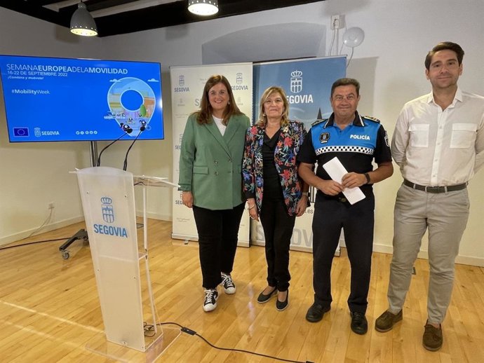 La alcaldesa, Clara Martín, acompañada por la concejala de Seguridad, Raquel de Frutos; el concejal de Obras, Servicios e Infraestructuras, Miguel Merino; y el jefe intendente de Policía Local, Julio Rodríguez Fuentetaja.
