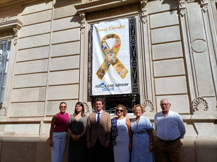 El lazo dorado de la asociación Argar luce en la fachada de la Diputación de Almería.