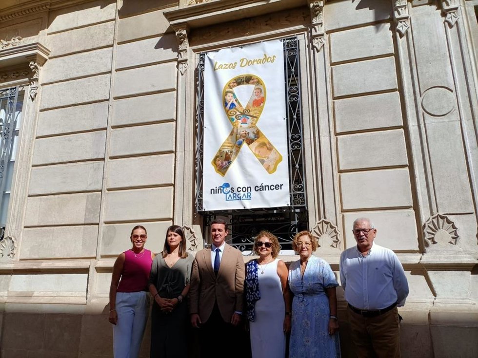 El lazo dorado de la asociación Argar luce en la fachada de la Diputación de Almería.