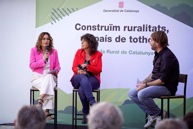 La consellera de la Presidencia, Laura Vilagrà, junto a la consellera de Acción Climática, Alimentación y Agenda Rural, Teresa Jordà, en el acto de presentación del proceso para elaborar el Estatuto de los municipios rurales.