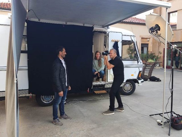 De izda a dcha, Enrique Rubio, Carlos Pericás y Eli Garmendia (detrás) presentan 'Retrato Nómada'