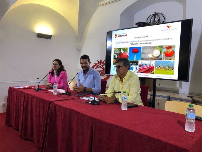 El diputado de Reto Demográfico, Álvaro Sánchez Cotrina, en el medio, en la reunión para impulsar del plan de acción de la marca 'Miajadas gastronómica'