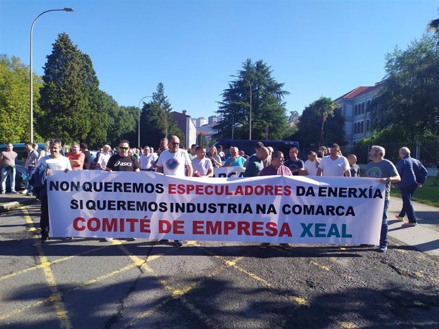 Manifestación de los trabajadores de Xeal en las factorías de Cee-Dumbría a las puertas de la sede de la Xunta, en Santiago