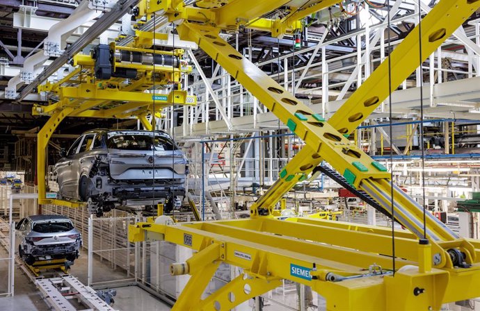 Archivo - Proceso se producción del nuevo Renault Asutral en la factoria de Villamuriel (Palencia).