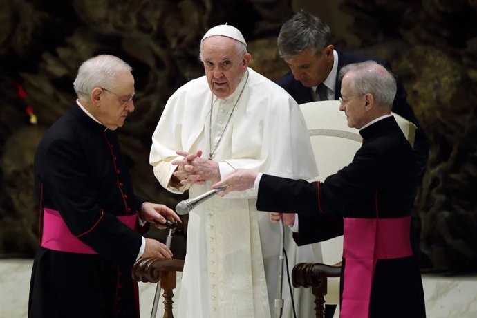 24 August 2022, Vatican, Vatican City: Pope Francis (C)attends his weekly general audience in St. Paul Hall at the Vatican. Photo: Evandro Inetti/ZUMA Press Wire/dpa