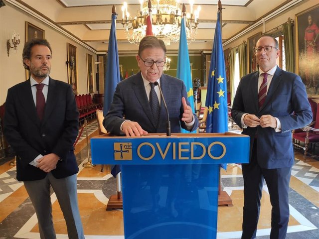 El alcalde de Oviedo, Alfredo Canteli, acompañado por los tenientes de alcalde Ignacio Cuesta y Mario Arias.