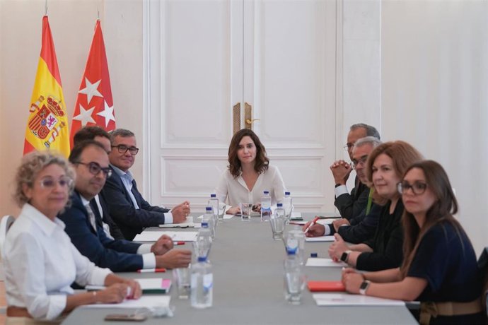 La presidenta de la Comunidad de Madrid, Isabel Díaz Ayuso, ha recibido, en la Real Casa de Correos, al presidente de la Federación de Municipios de Madrid (FMM), Guillermo Hita.