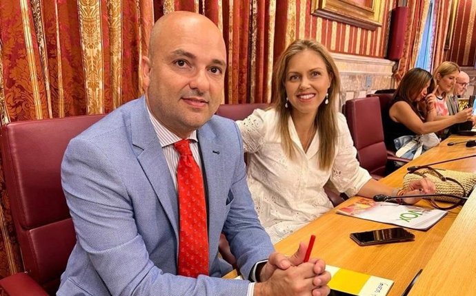 Los concejales de Vox en el Ayuntamiento de Sevilla Gonzalo García de Polavieja y Cristina Peláez.