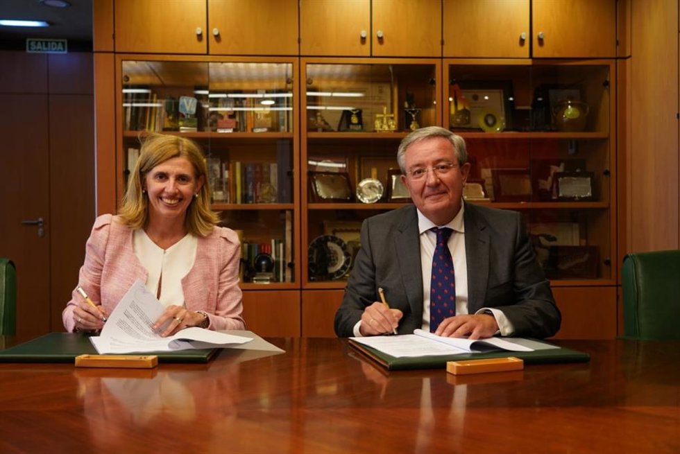 Las presidenta de Asturgar SGR, Eva Pando, y el director general de Caja Rural de Asturias, Antonio Romero.