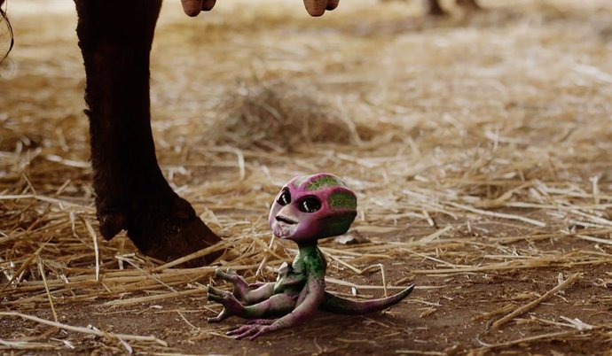 Baby Alien, la nueva estrella de la temporada 2B de Resident Alien en SYFY