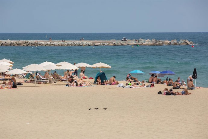 Archivo - Imatge d'una platja de Barcelona