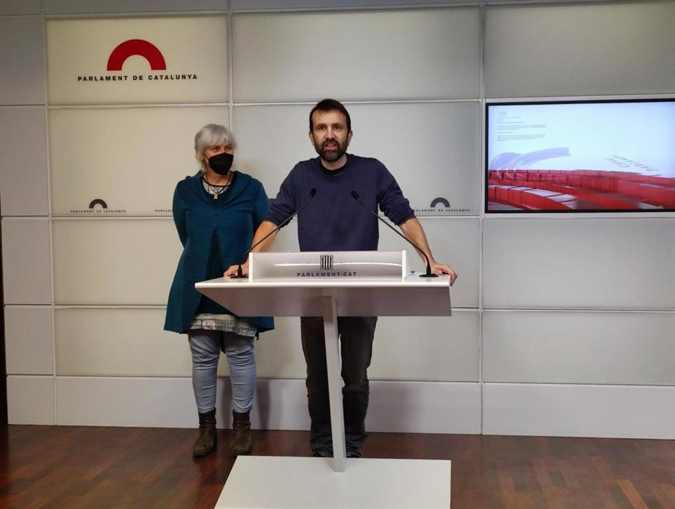 Archivo - La líder de la CUP en el Parlament, Dolors Sabater, y el exdiputado 'cupaire' Pau Juvill en rueda de prensa en la Cámara catalana