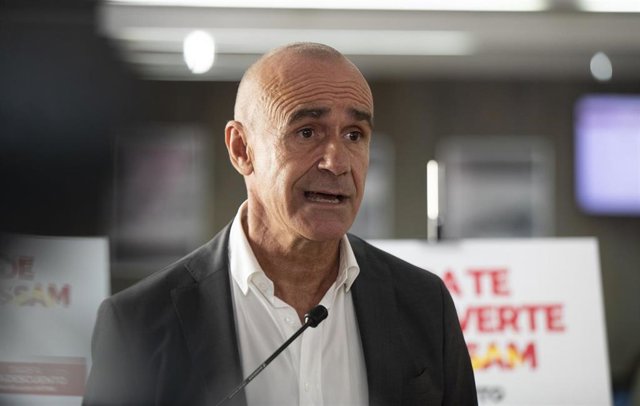El alcalde de Sevilla, Antonio Muñoz, atiende a los medios de comunicación en una foto de archivo.