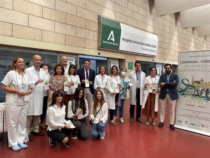 Autoridades en el Hospital Reina Sofía en la conmemoración del Día Mundial de Concienciación sobre el Linfoma.