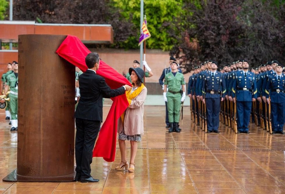 El alcalde de Alcalá, Javier Rodriguez Palacios, y la ministra de Defensa, Margarita Robles, inauguraron la escultura de acero en recuerdo de las víctimas de ETA.