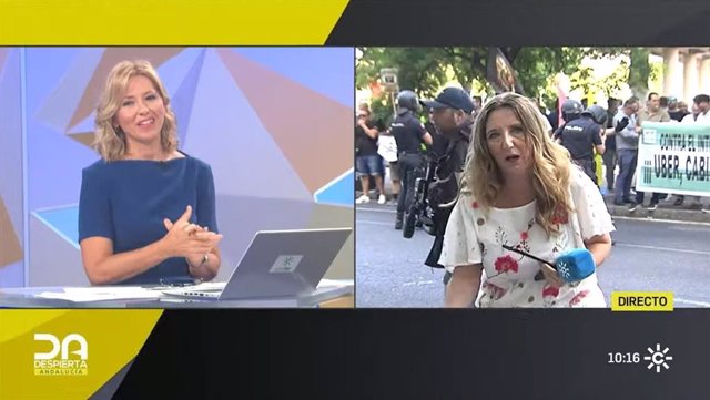 La periodista Beatriz Castillo, a la derecha de la imagen, en la cobertura de las protestas de los taxistas en el momento en el que le dan paso en Canal Sur Televisión.