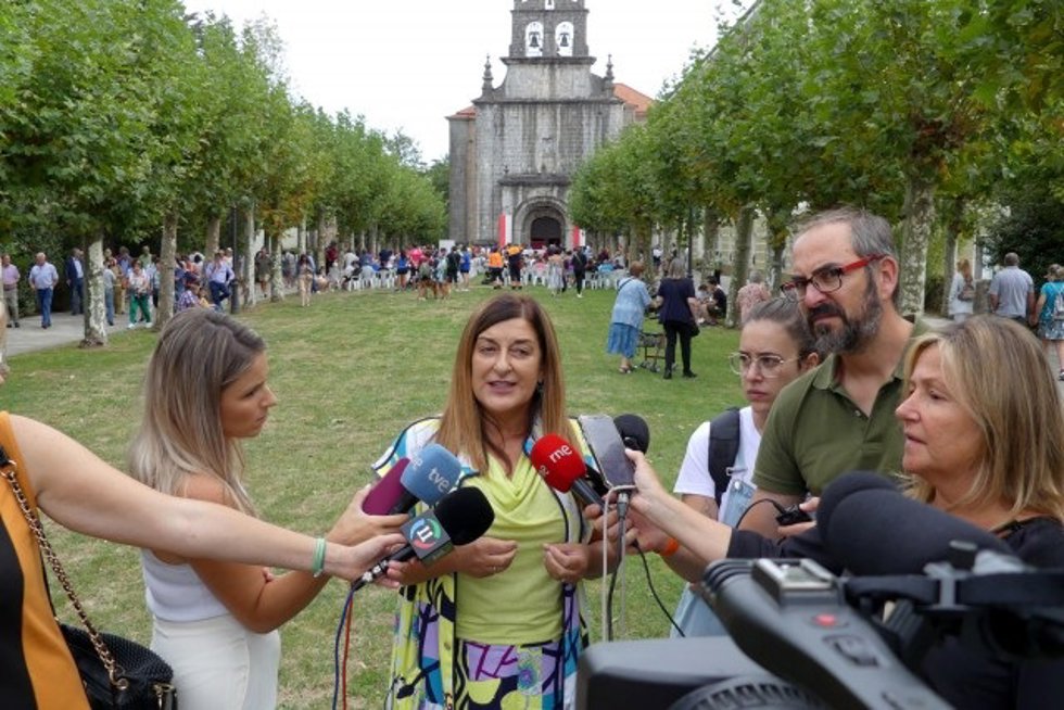La líder del PP de Cantabria, María José Sáenz de Buruaga, hace declaraciones a los medios en el Santuario de la Bien Aparecida