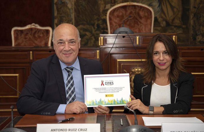 El presidente de la Diputación de Córdoba, Antonio Ruiz, y la secretaria de Estado de Sanidad, Silvia Calzón, en el encuentro mantenido.