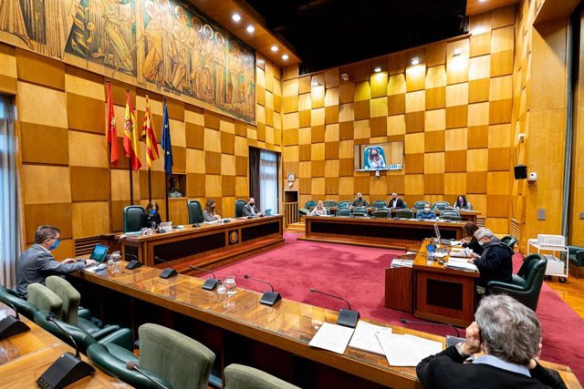 Archivo - Comisión Plenaria de Hacienda y Economía del Ayuntamiento de Zaragoza con Cubero al fondo con jersey de rayas azules