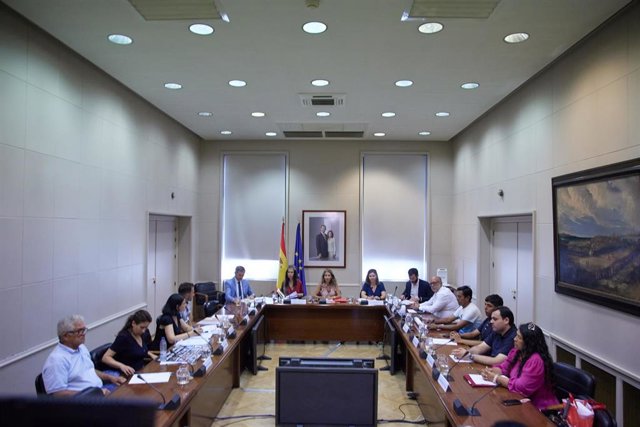 Archivo - La portavoz de las familias, María José de Pazo (3i) y en el centro, de (i-d), el delegado del Gobierno, José Miñones; la secretaria de Estado de Transportes, Isabel Pardo; la ministra de Transportes, Movilidad y Agenda Urbana, Raquel Sánchez y 