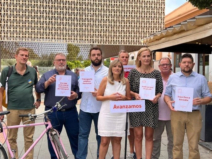 La portavoz parlamentaria y coordinadora autonómica de Cs Baleares, Patricia Guasp, presenta, junto a otros cargos de la fomación, una iniciativa de movilidad sostenible.