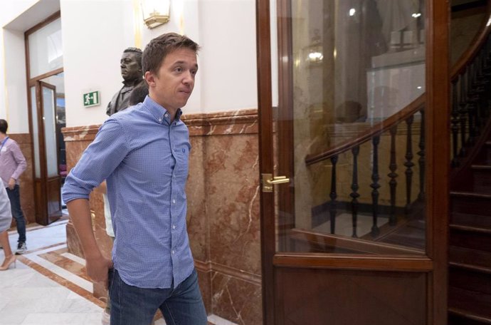 El líder de Más País, Íñigo Errejón, a su salida de una sesión plenaria, en el Congreso de los Diputados, a 15 de septiembre de 2022, en Madrid (España).