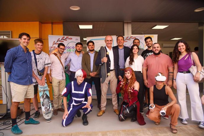 El alcalde de Sevilla, Antonio Muñoz, ha presentado el programa 'Sevilla Joven' en Pino Montano.