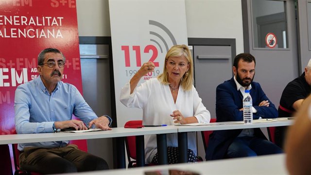 Gabriela Bravo en una reunión con representantes de los cuerpos de bomberos