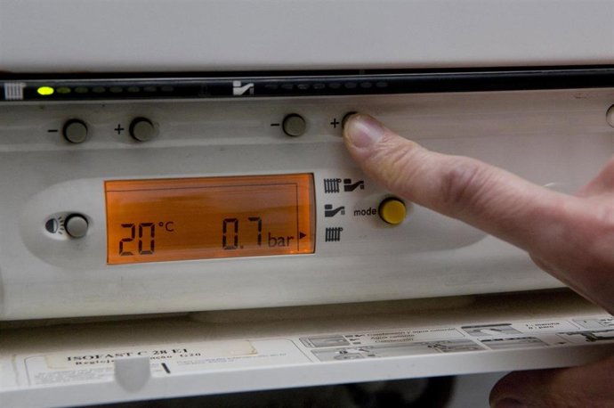 Archivo - Un usuario controla la temperatura a través de un termostato