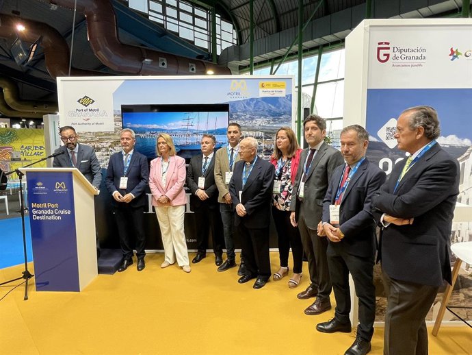 Puerto e instituciones en la inauguración del stand en la Seatrade Cruise Med de Málaga.