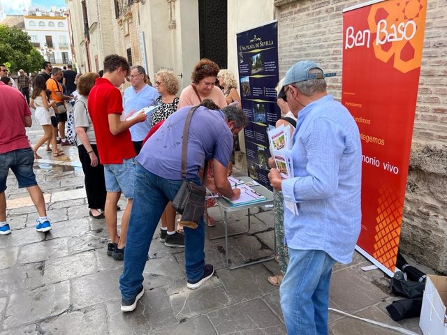 Recogida de firmas en Sevilla para la plena apertura al público del Patio de los Naranjos