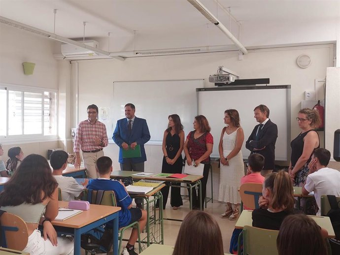 El delegado de Desarrollo Educativo en Almería asiste al inicio del curso escolar en el IES Aurantia de Benahadux (Almería).
