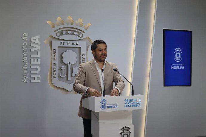 El portavoz del equipo de Gobierno y concejal de Turismo, Promoción de Huelva en el Exterior y Universidad del Ayuntamiento de Huelva, Francisco Baluffo, en rueda de prensa.