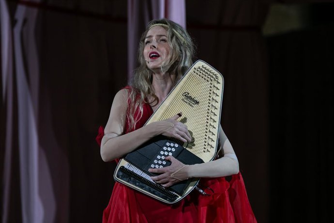 Archivo - La cantautora Christina Rosenvinge, durante el pase gráfico de la obra Safo (archivo)