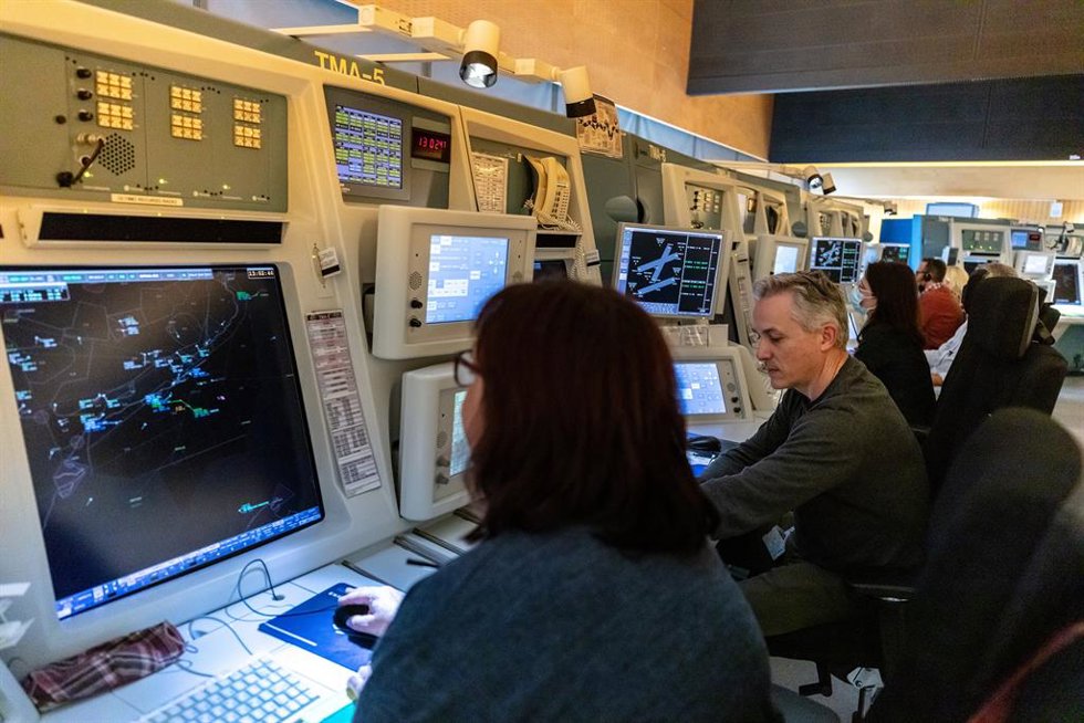 Archivo - Controladores aéreos de ENAIRE en el Centro de Control en Barcelona