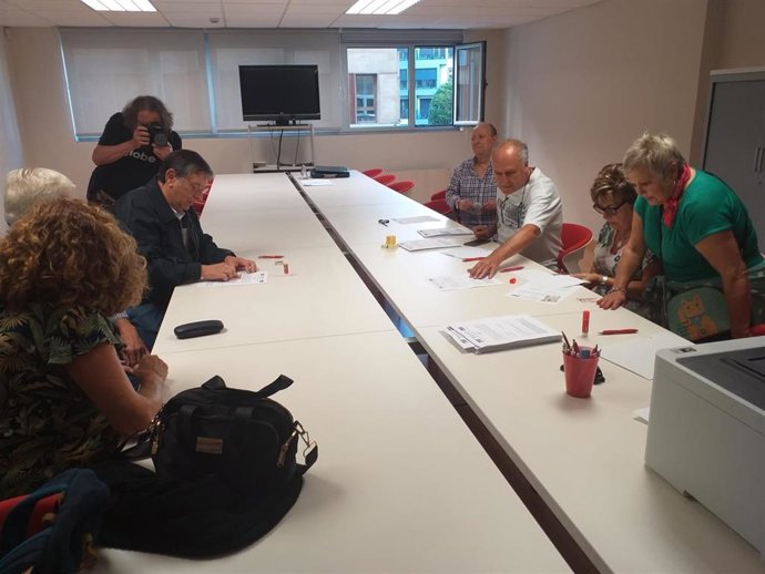 Recogida de firmas para pedir primarias en el PSOE de Gijón, en la  Casa del Pueblo