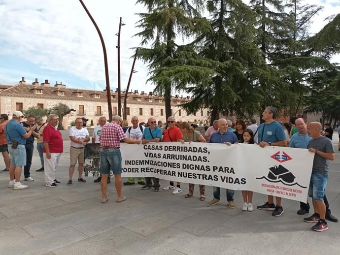 Vecinos de San Fernando de Henares reclamando la reapertura de la 7B de Metro