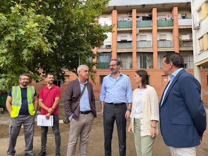 El delegado del Gobierno andaluz en Córdoba, Adolfo Molina (tercero por la dcha.), visita la Manzana 17 de Guadalquivir.