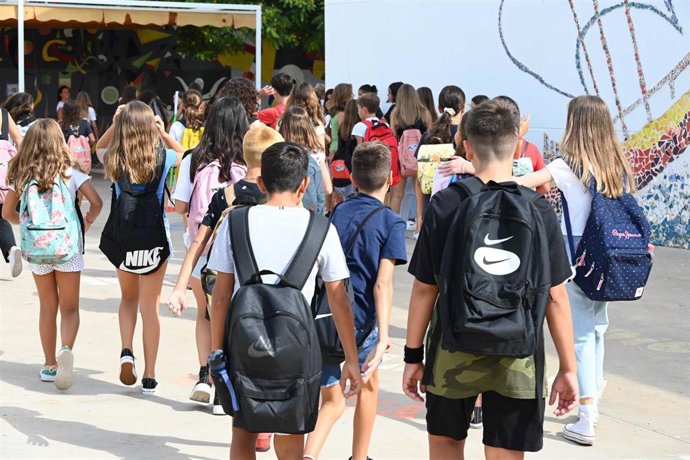 Archivo - Estudiantes de uno de los institutos de Tomares, en Sevilla.
