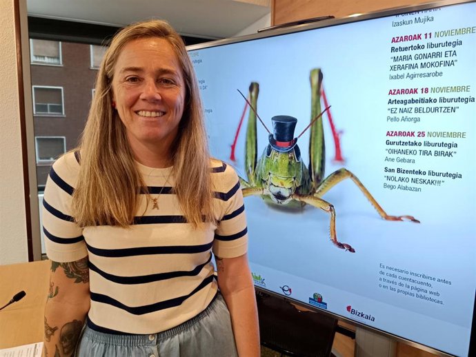 La concejala de Cultura del Ayuntamiento de Barakaldo, Nerea Cantero, presenta el programa de cuentacuentos en euskera en bibliotecas.