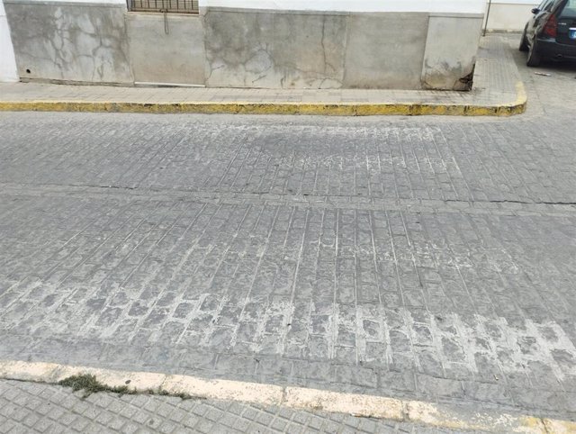 Estado de uno de los pasos de peatones de la localidad de Écija.