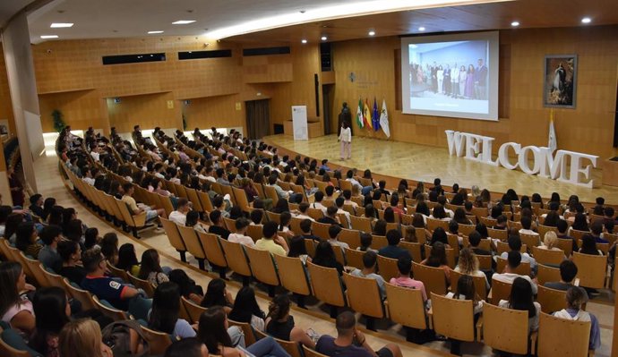 Jornada de bienvenida en el CEU Cardenal Spínola a los alumnos de primer curso.