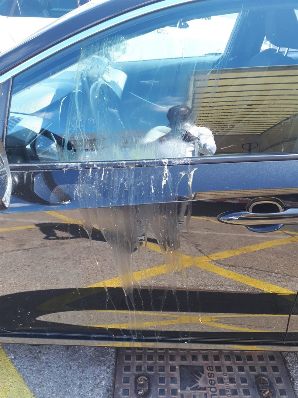 UN VTC alcanzado por un huevo en Sevilla