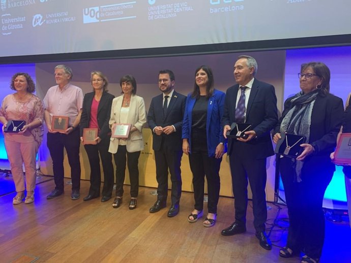 Pere Aragons y Gemma Geis con los galardonados en los premios Jaume Vicens Vives a la calidad docente universitaria y las menciones Encarna Sanahuja Yll