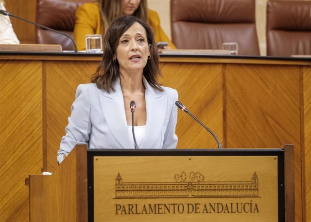 La portavoz adjunta del PP en el Parlamento de Andalucía, Maribel Lozano, este jueves en el Pleno del Parlamento.