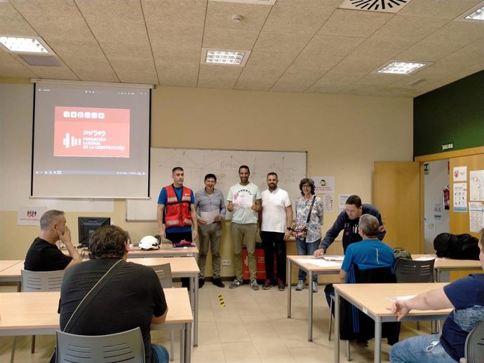 El concejal de Servicios Sociales entrega los diplomas del curso de Prevención de riesgos laborales para trabajos de albañilería