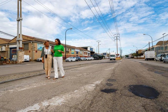 La concejal de Infraestructuras del Ayuntamiento de Zaragoza, Patrica Cavero y la concejal de VOX, Carmen Rouco en Cogullada