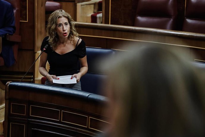 La ministra de Transportes, Movilidad y Agenda Urbana, Raquel Sánchez, interviene durante una sesión plenaria en el Congreso de los Diputados, a 14 de septiembre de 2022, en Madrid (España).